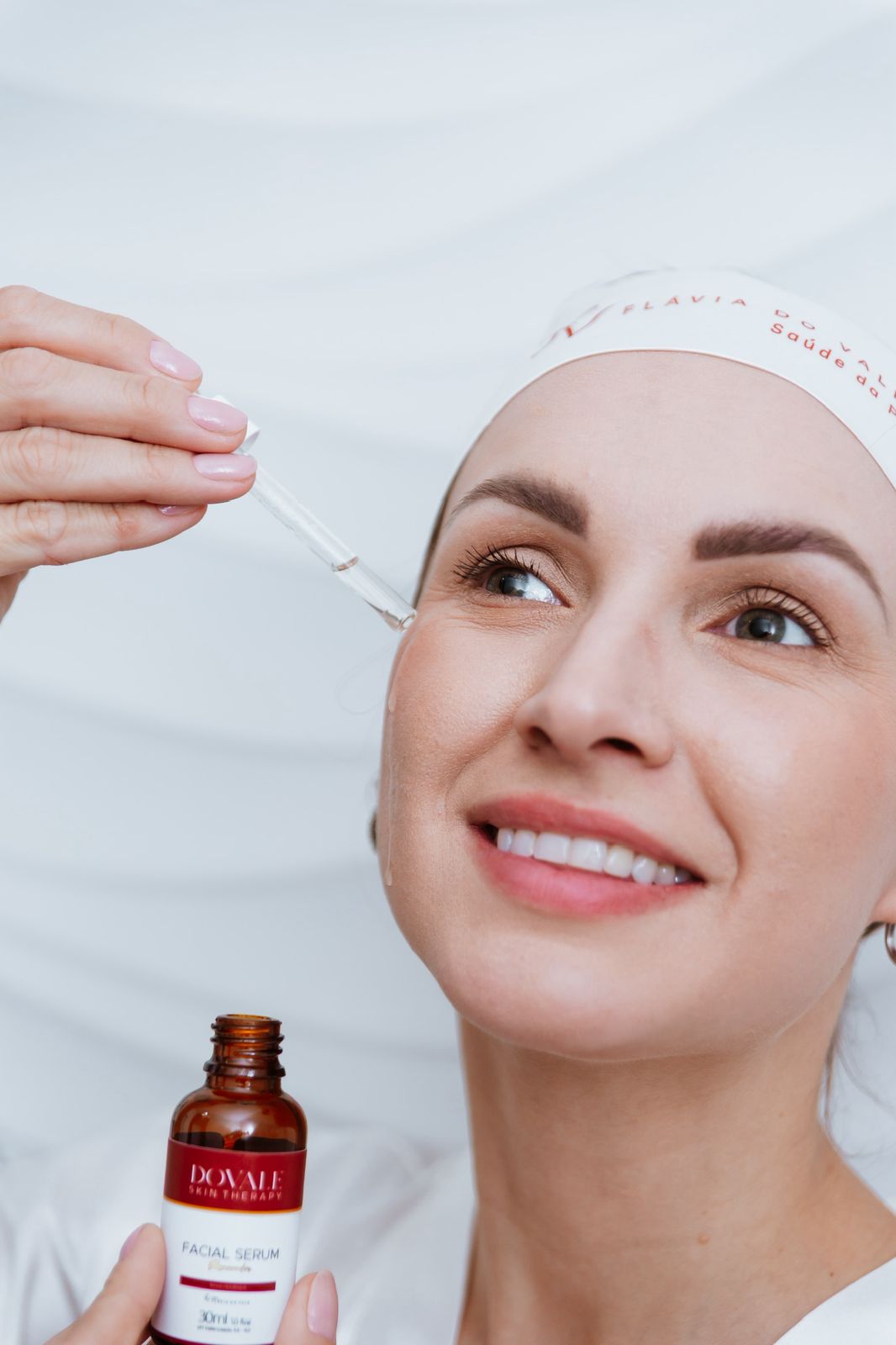 Aplicação do Facial Serum Dovale Skin Therapy — skincare para melasma