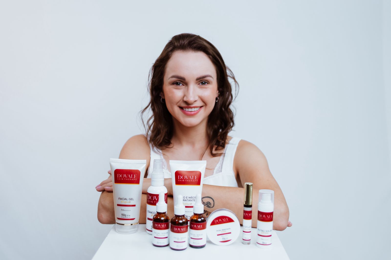 Flávia do Vale apresentando a linha Dovale Skin Therapy — Facial Gel e Tônico Thermal